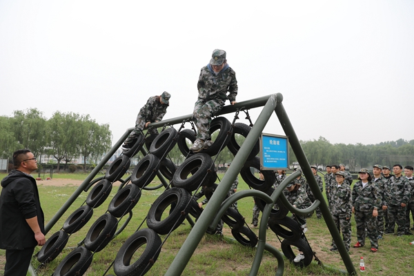 赣榆农商行:组织青年员工开展户外拓展训练活动