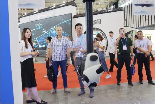 亿嘉和多款新品智能机器人亮相南京软博会
