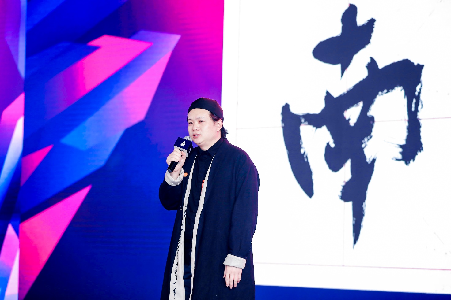 年度新锐点亮上海之夜 易烊千玺成最YOUNG“新锐人物”