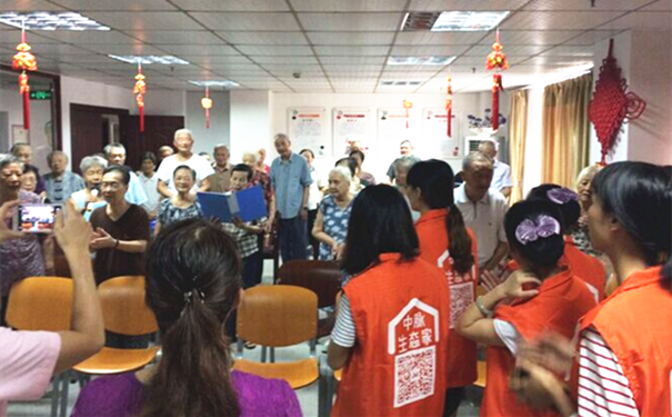 红马甲火了 中脉科技获厦门养老院老人喜爱